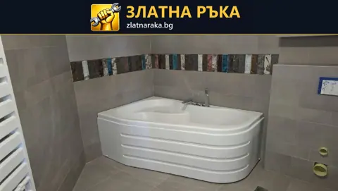 Бяла ъглова вана до сива облицовка с цветна хоризонтална ивица