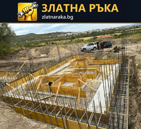 Жълти кофражни платна и дървени укрепвания оформят основи с вертикално изведени армировъчни пръти