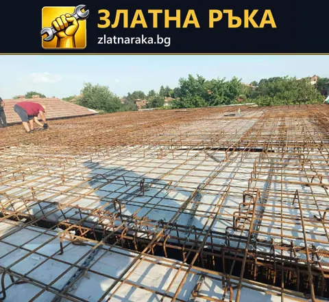 Армировка на плоча с два пресичащи се реда пръти и оставени отвори преди бетониране.