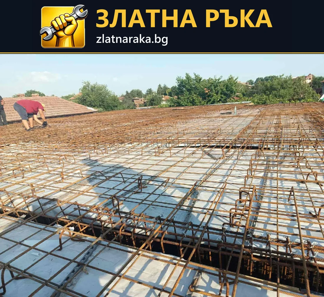 Армировка на плоча с два пресичащи се реда пръти и оставени отвори преди бетониране.