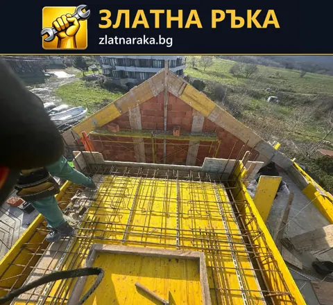 Поглед отгоре към стоманена армировъчна мрежа върху жълти кофражни платна край тухлен зид