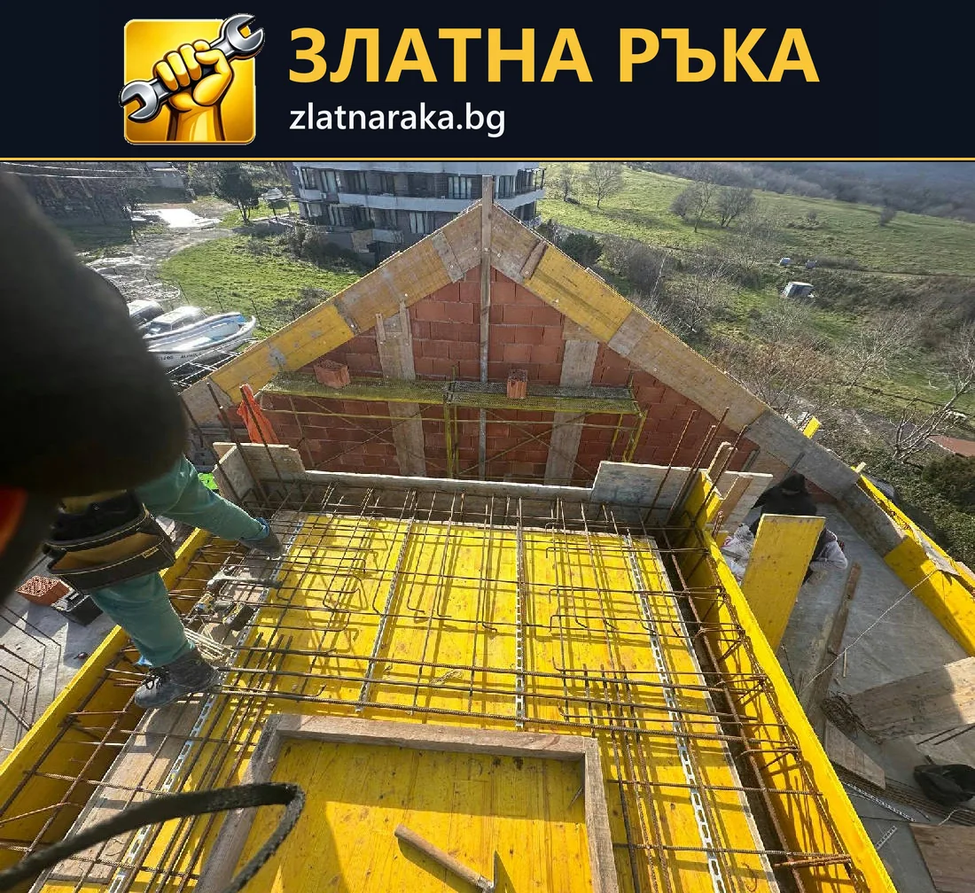Поглед отгоре към стоманена армировъчна мрежа върху жълти кофражни платна край тухлен зид