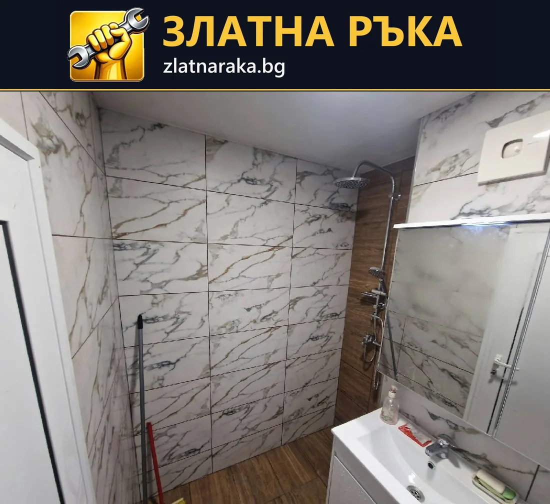 Баня с бели плочки с тъмни жилки и дървесни акценти