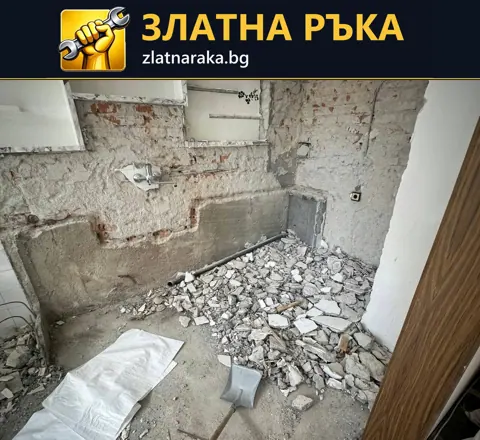 Изкъртена баня със свалена облицовка, оголена зидария, стара ВиК връзка и събрани строителни отпадъци.