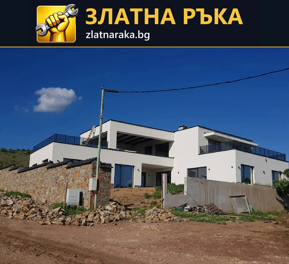 Съвременна бяла къща с тъмни парапети и частична каменна облицовка