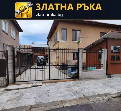 Двукрила метална порта с вертикални пръти и оформени върхове