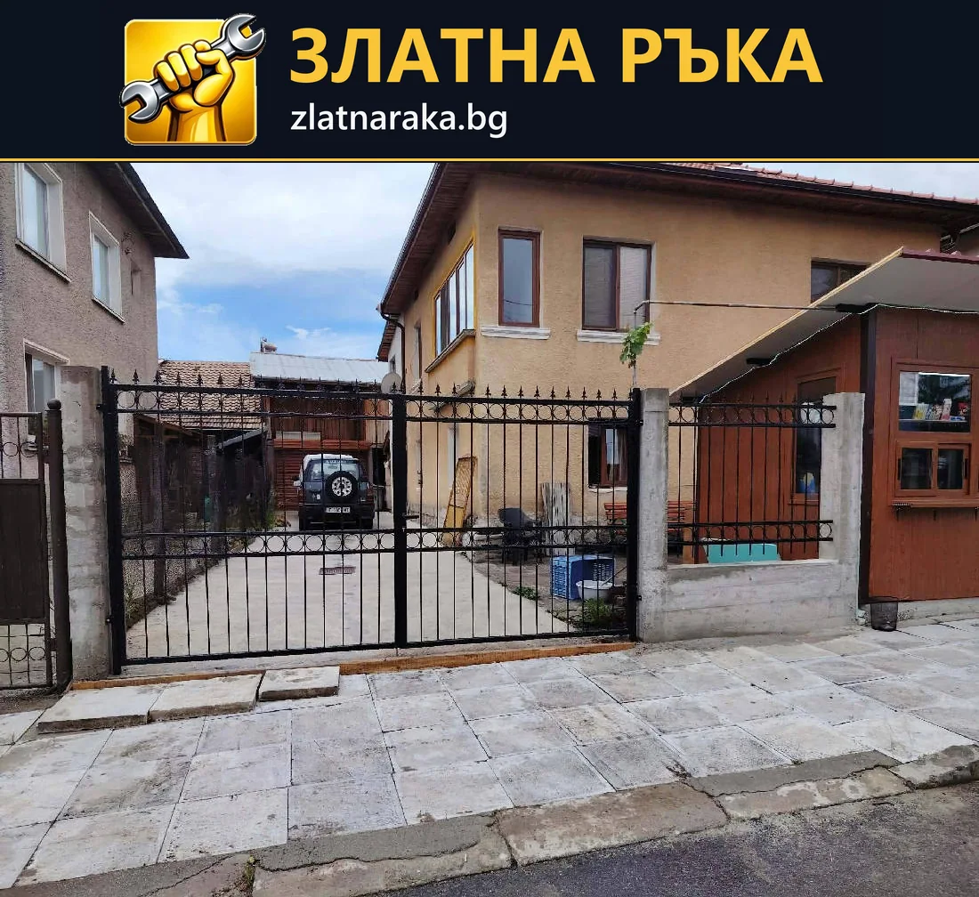 Двукрила метална порта с вертикални пръти и оформени върхове