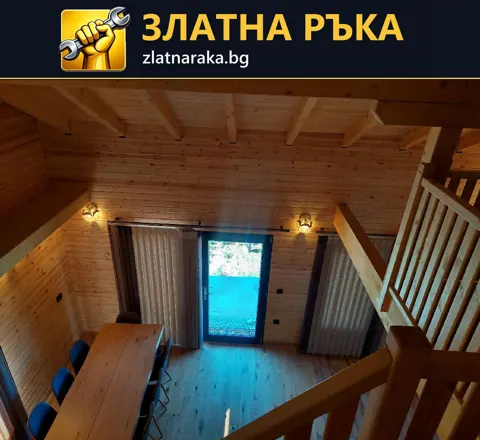 Маса и столове в помещение с дървени стени, греди и висока стъклена врата