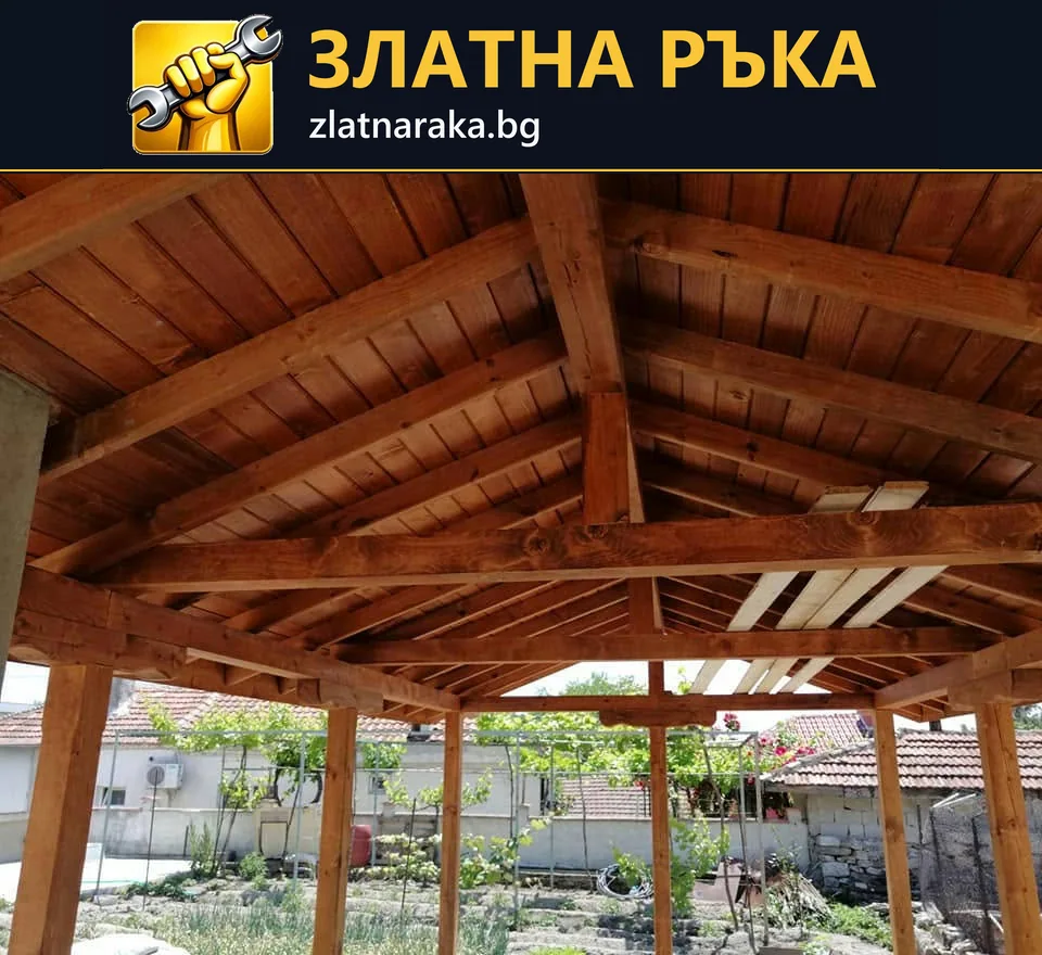 Поглед отдолу към дъсчен таван, напречни греди и дървени подпори на навес