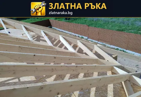 Поглед отгоре към дървен покривен скелет с диагонални елементи и редове греди.