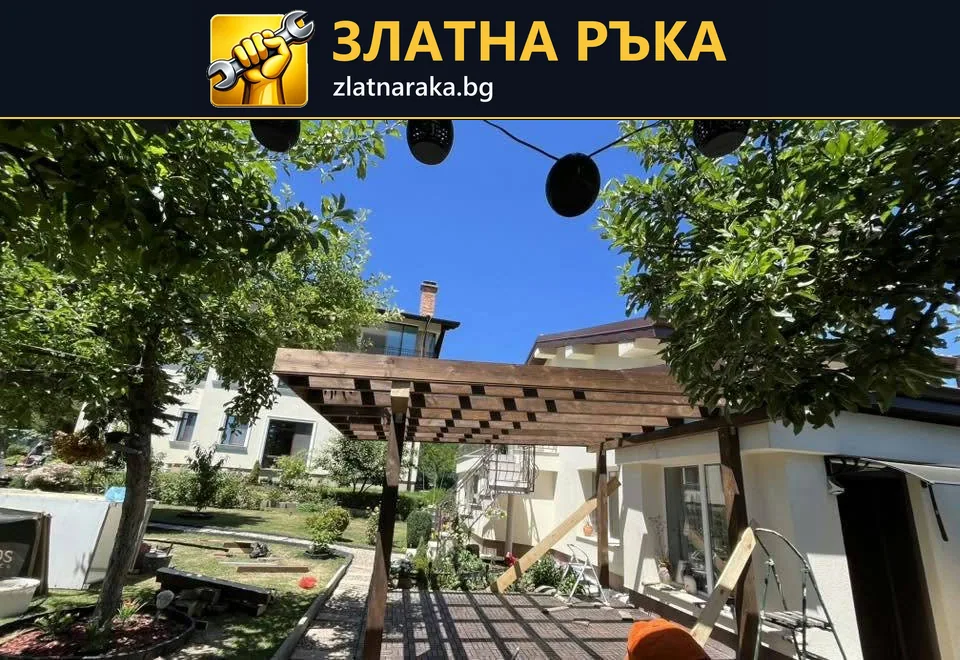 Дървена пергола между сгради с редове греди и диагонални подпори