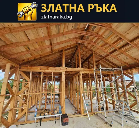Дървена стенна рамка под двускатен таван с дъски, стълби и скеле