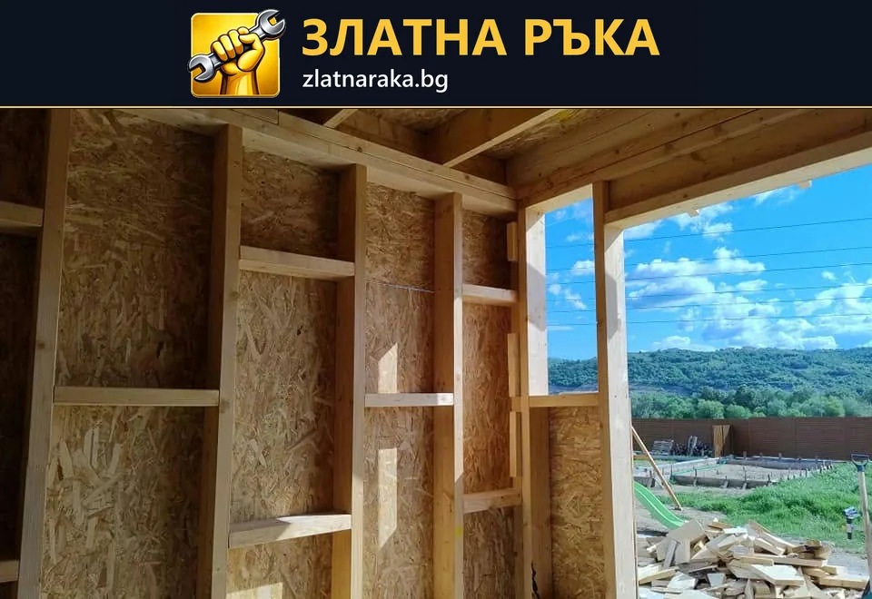Вътрешен ъгъл на дървена постройка с вертикални стойки, хоризонтални връзки и стенни плоскости