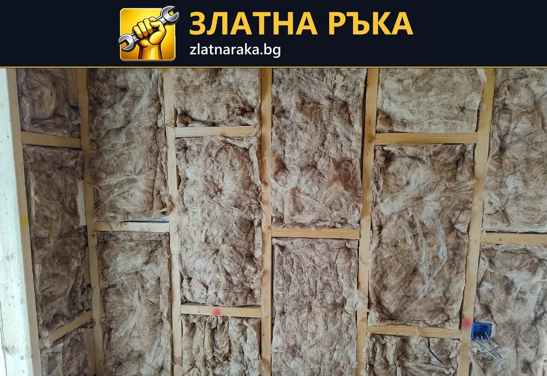 Влакнеста изолация между дървени летви и видима кутия за контакт