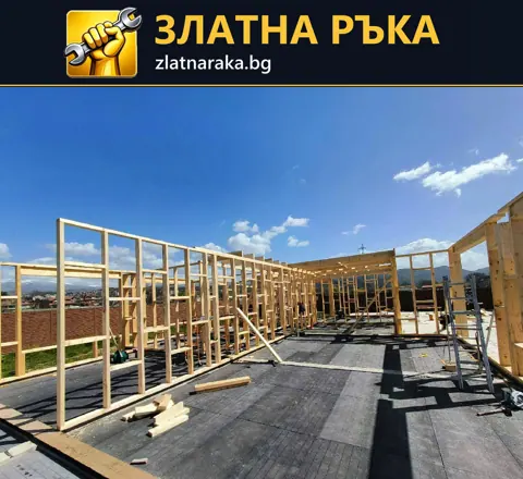 Редица светли дървени стойки и отвори очертават къща върху тъмна основа под открито небе