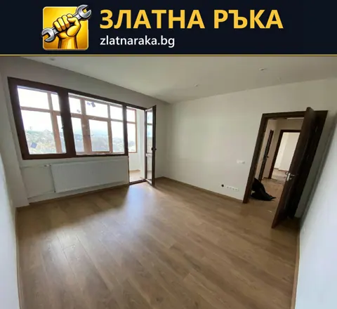 Светлокафява подова настилка преминава от просторна стая към съседно помещение през широка тъмна каса