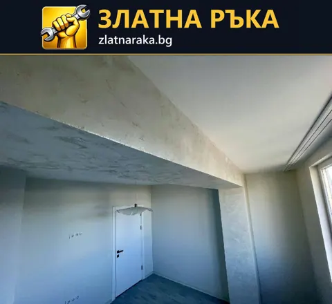 Светла текстурирана повърхност по широка греда и вертикален участък край прозорец.