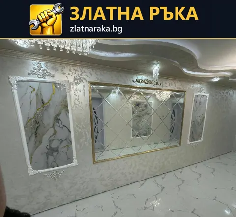 Светла декоративна стена с централно огледално пано, странични мраморни полета и релефни рамки.