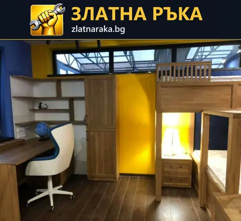 Дървесни мебели в детска стая с високо легло, бюро, шкаф и яркожълта стена под прозорци