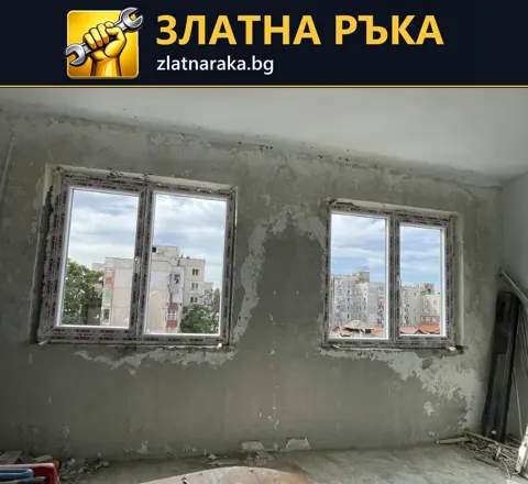 Два нови прозореца с бели рамки в грубо измазана стена преди довършване на отворите.