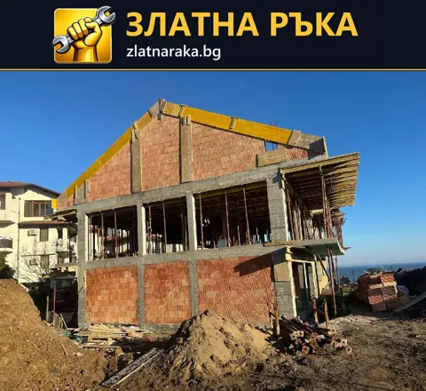 Сграда в груб строеж с червена тухлена зидария, бетонни елементи и подпори под горната плоча