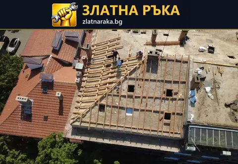 Открити дървени греди в централна част на покрив до останали керемидени скатове