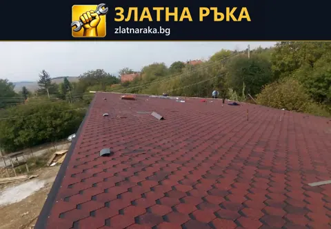 Широк покривен скат е покрит с червени и тъмни шестоъгълни елементи и няколко малки покривни извода