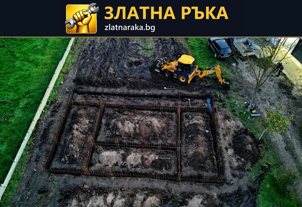 Въздушен поглед към изкопани ивични основи с ясно очертано разпределение и багер до тях.