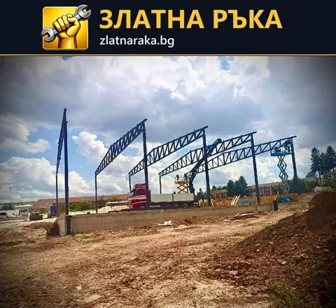 Монтаж на висока метална конструкция с ферми, колони и автокран на открит строителен терен.
