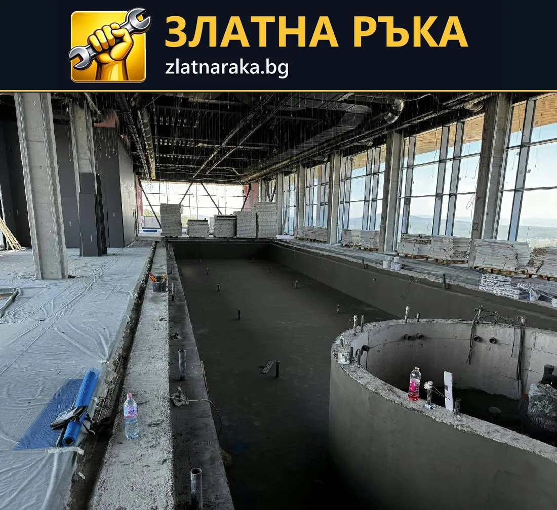 Голям незавършен басейн с кръгъл вътрешен участък и видими инсталационни изводи.