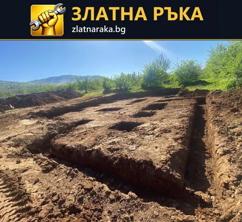 Земен терен с оформени прави изкопи по периферията и отделни квадратни ями.