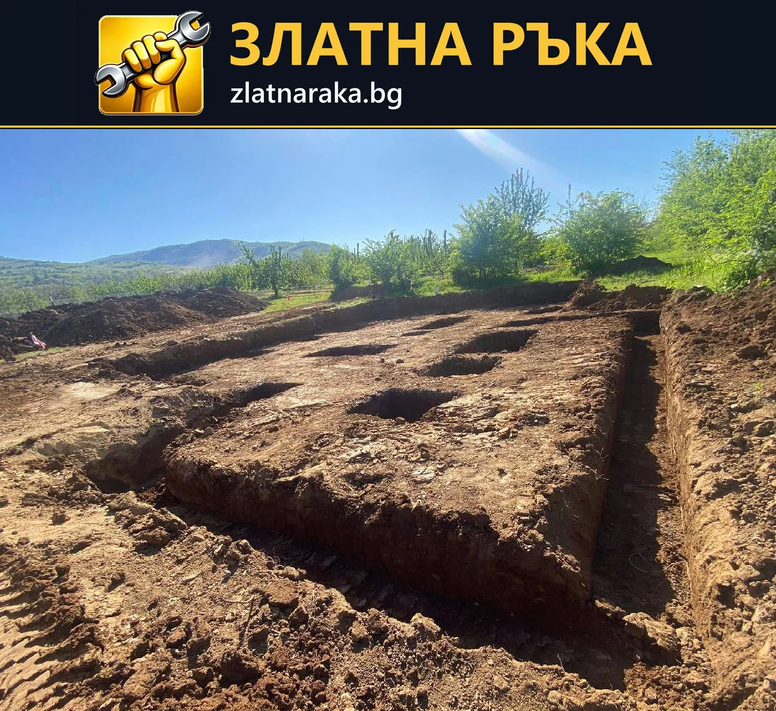 Земен терен с оформени прави изкопи по периферията и отделни квадратни ями.