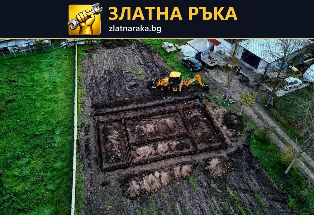 Поглед от височина към правоъгълни изкопни линии в двор, купчини пръст и жълт минибагер