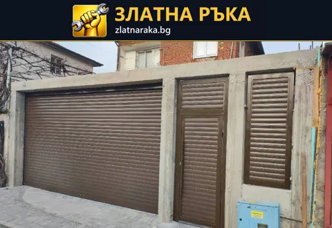 Кафява гаражна врата с хоризонтални ламели до тясна врата и отделен вертикален панел