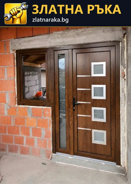 Кафява входна врата с четири квадратни декоративни полета и тясно странично остъкляване.