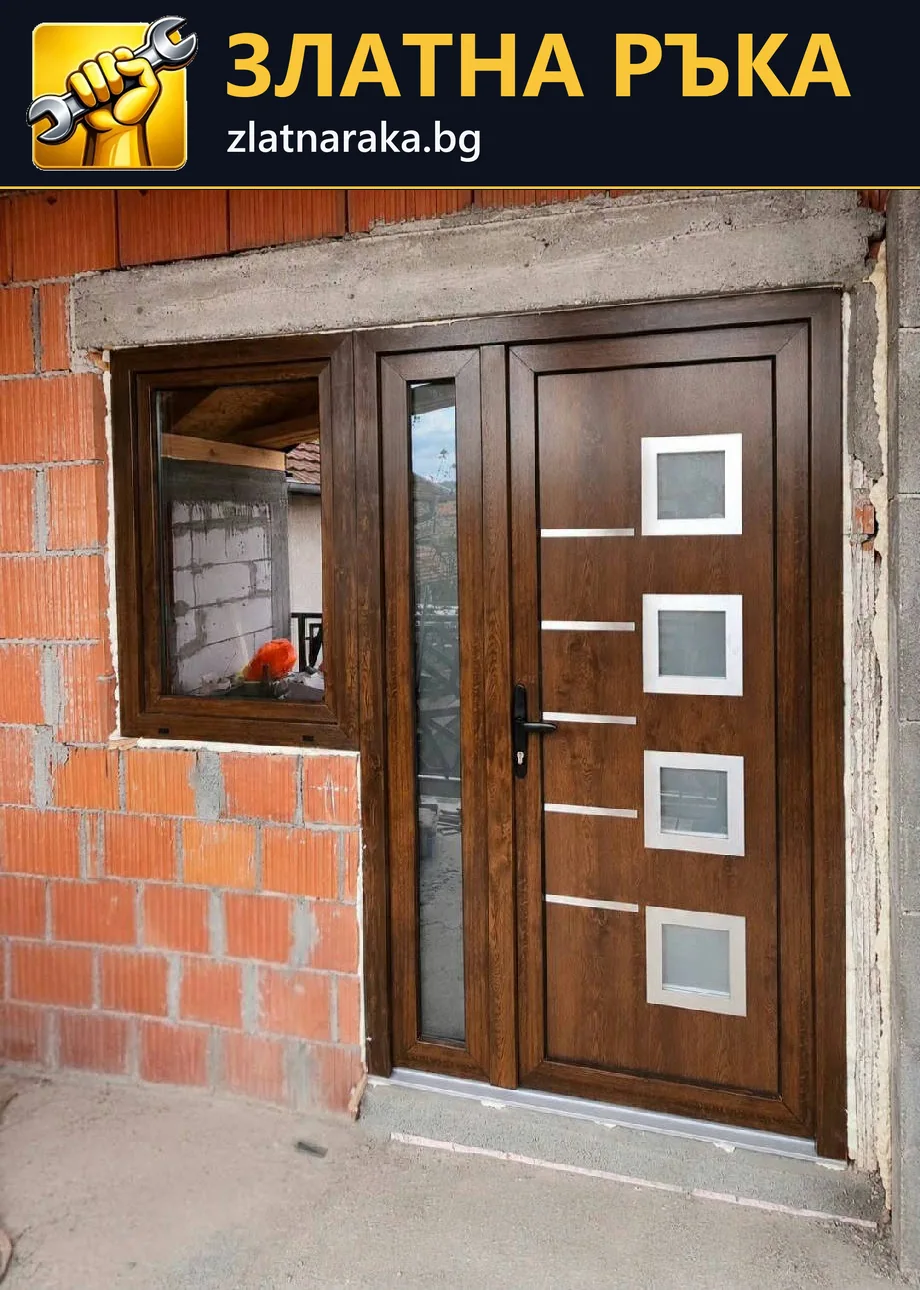 Кафява входна врата с четири квадратни декоративни полета и тясно странично остъкляване.