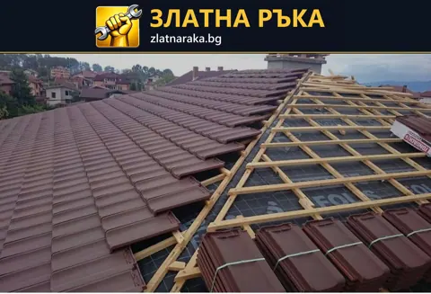 Частично наредени кафяви керемиди до открити дървени летви