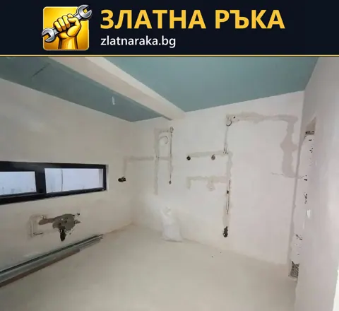 Разкрити вертикални канали и отвори по бяла стена под окачен таван в празно помещение