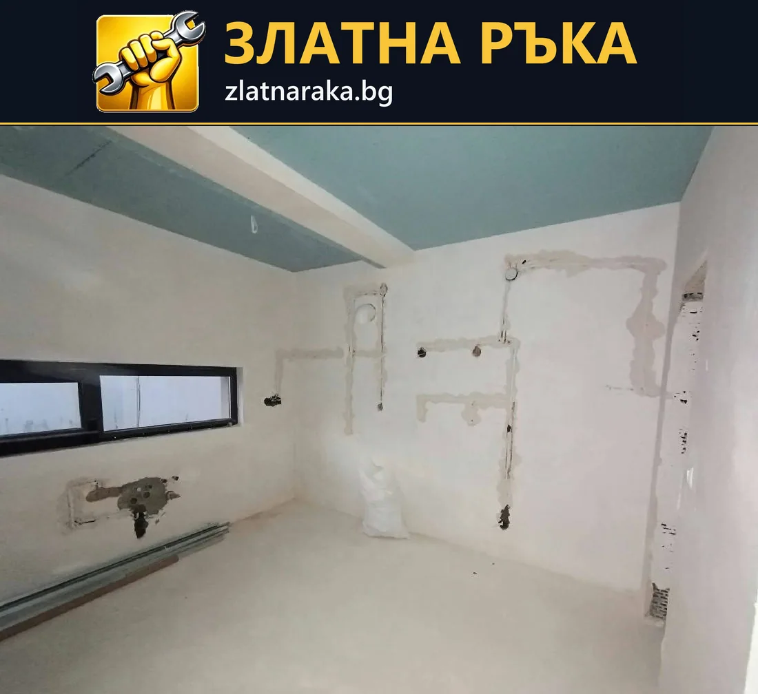 Разкрити вертикални канали и отвори по бяла стена под окачен таван в празно помещение