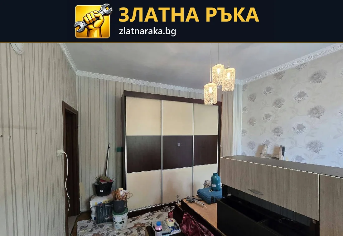 Спалня с гардероб в бежово и тъмнокафяво, раирани тапети и съседна стена с флорални мотиви