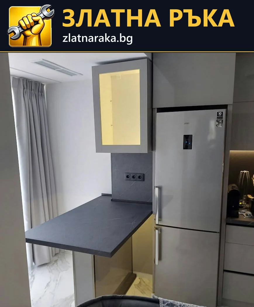 Светли кухненски шкафове с тъмен плот и жълта ниша над малка маса