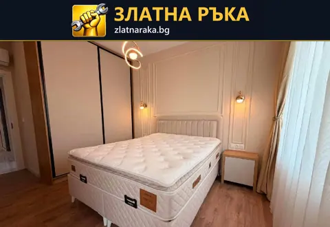 Спалня със светло легло, вертикални декоративни рамки, две стенни лампи и завеси.