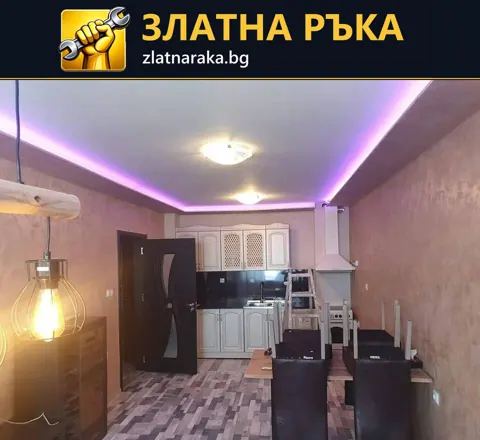 Обща кухня и трапезария с бели шкафове, тъмни столове и виолетова светлина по тавана