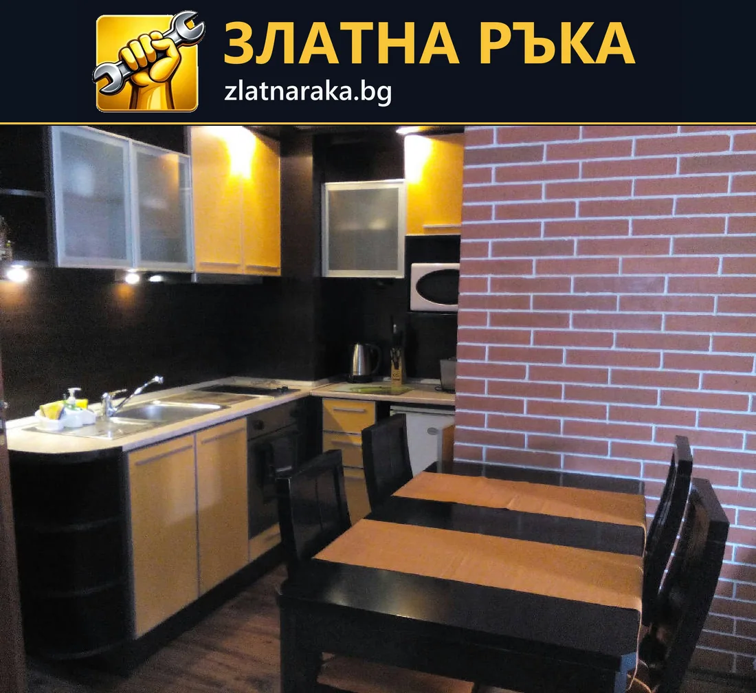 Жълти и тъмни кухненски шкафове до трапезна маса и декоративна стена