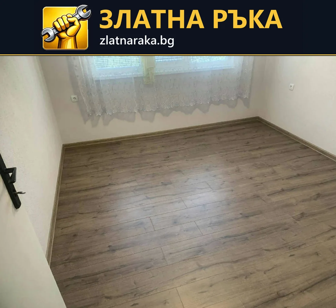 Малка празна стая с ламиниран под в кафяво-сив дървесен декор и первази покрай стените