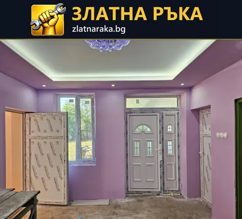 Стая с лилави стени, светла входна врата и окачен таван със скрито осветление и малки лунички