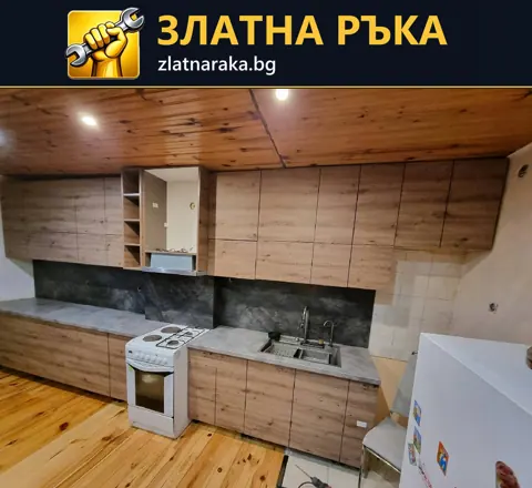 Кухня по една стена с дървесни горни и долни шкафове, бяла печка и двукоритна метална мивка