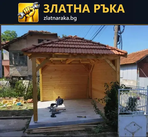 Дървен навес с червен скатен покрив, дъсчена задна стена и инструменти върху подовата площадка