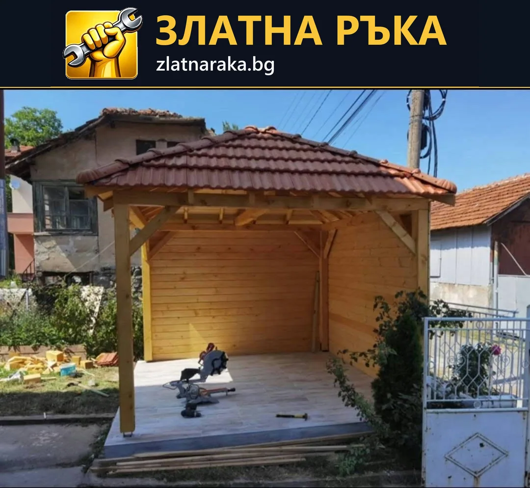Дървен навес с червен скатен покрив, дъсчена задна стена и инструменти върху подовата площадка