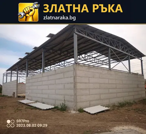 Метален покрив над зидове от светли блокове